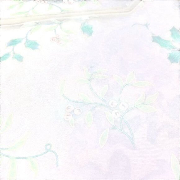 Christmas Table Runner With Holly Berry Pattern 72" Reversible Jacquard Fabric - Picture 5 of 6